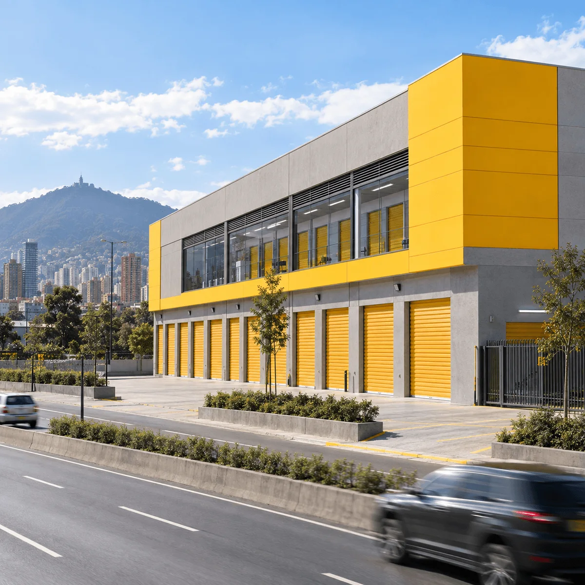 Edificio de minibodegas con fachada amarilla y ventanales en Toberín